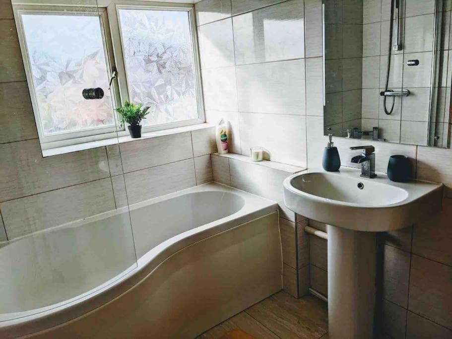 Hidden Gem !Stunning 3 Bedroom Home In Sheffield Handsworth 외부 사진